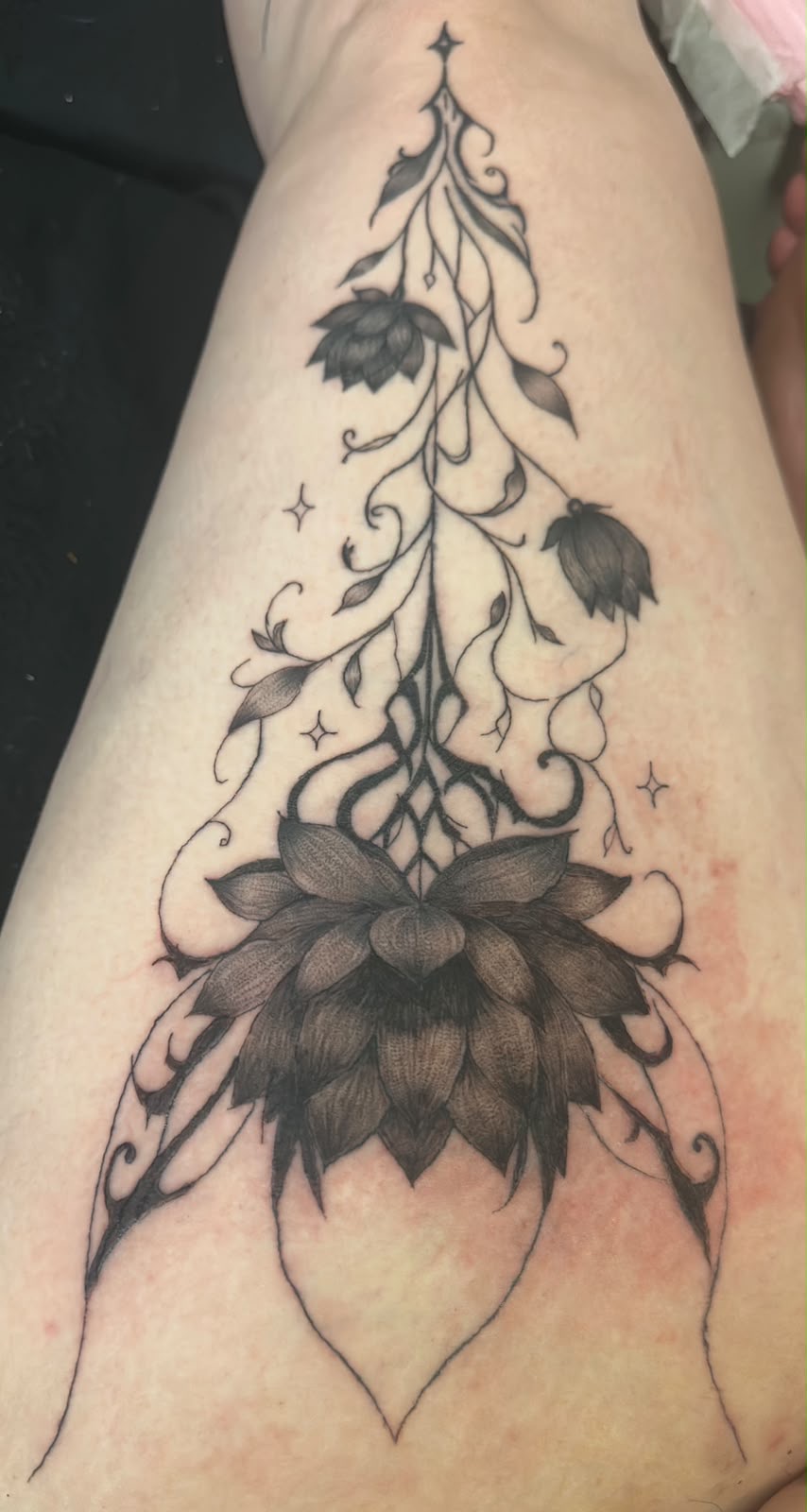Floral-Tattoo, Körperstelle: Oberschenkel
